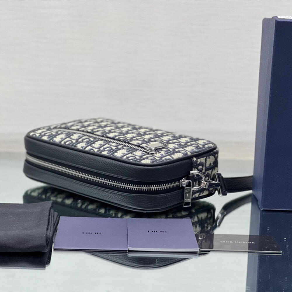 TOILETRY BAG