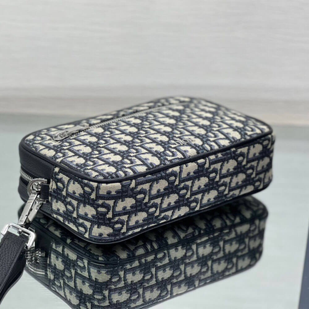 TOILETRY BAG