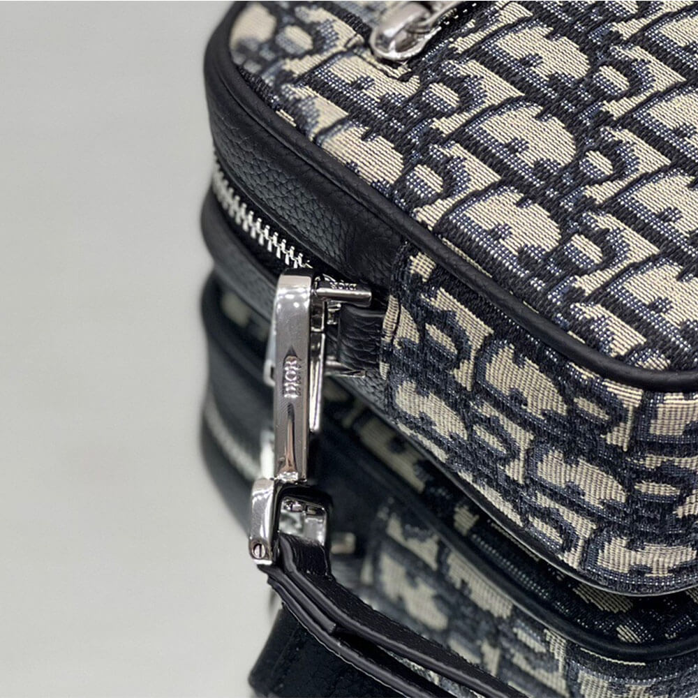 TOILETRY BAG